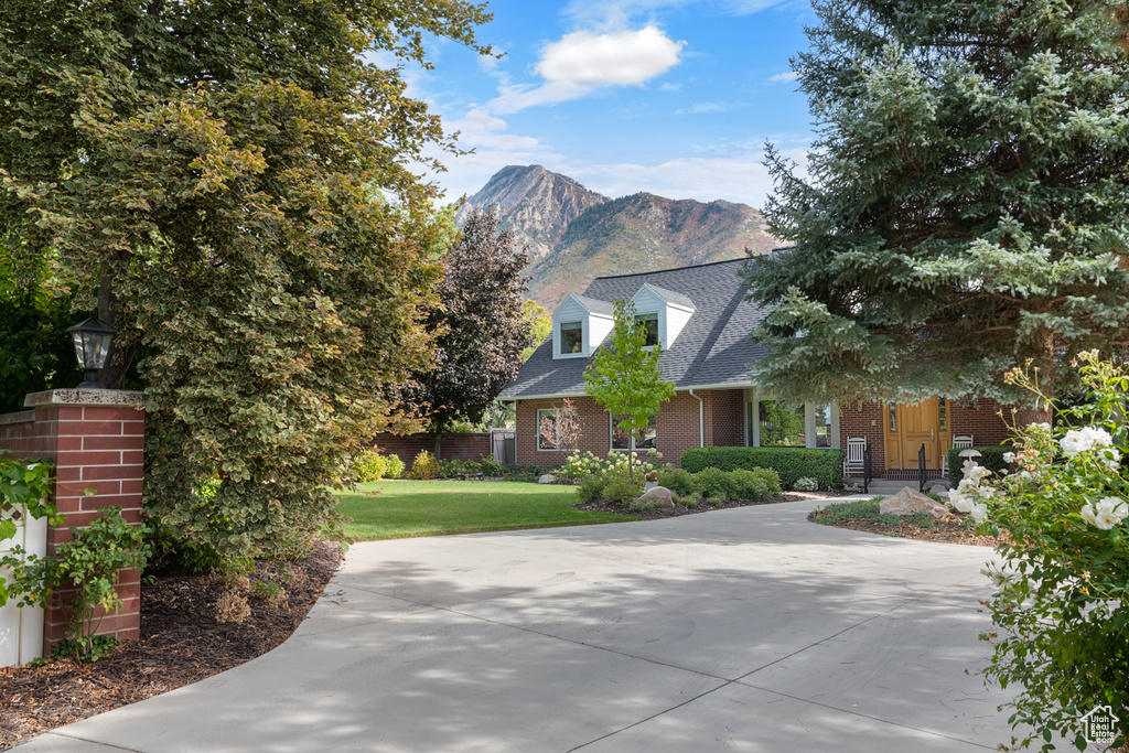 View of front facade featuring a front yard and a mountain view