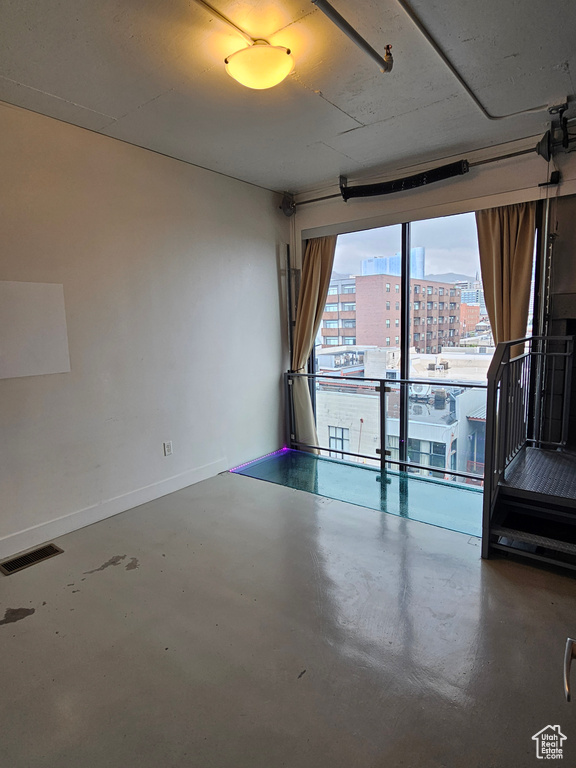 Empty room featuring concrete flooring