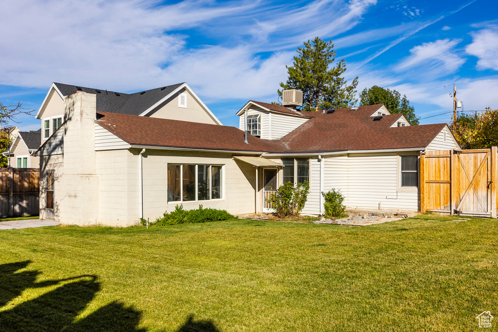 View of front of house featuring a front yard