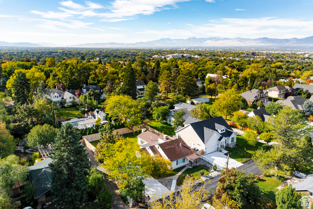 Aerial view with a mountain view