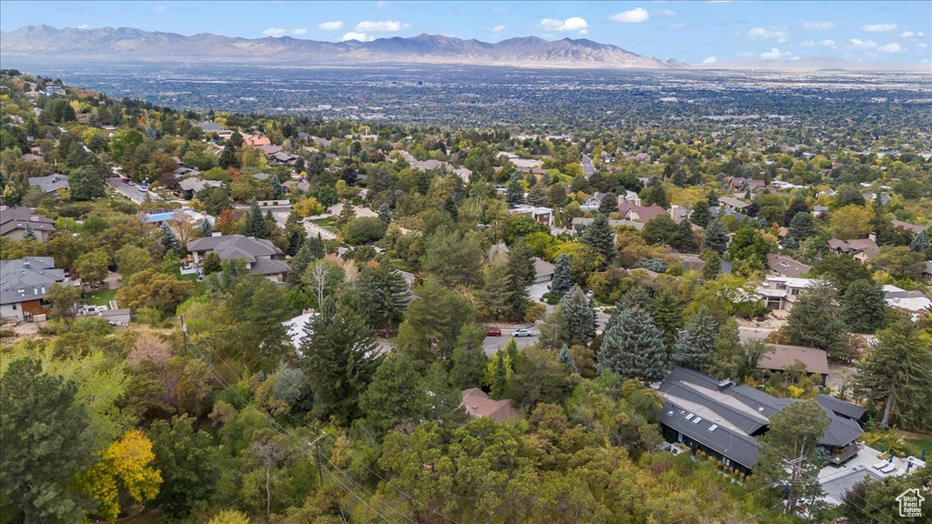 Birds eye view of property featuring a mountain view