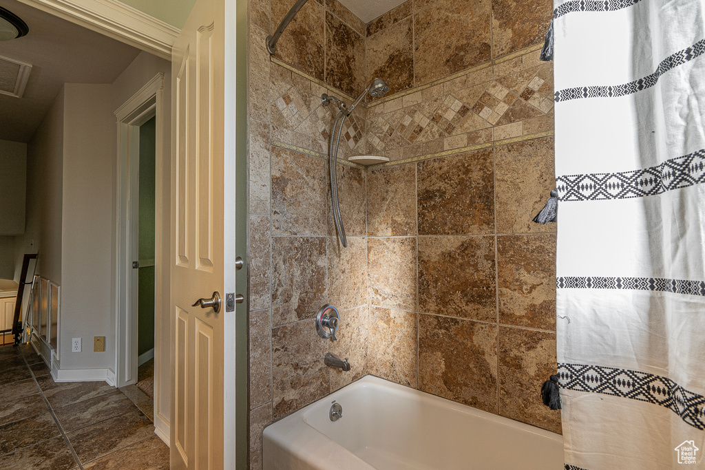 Bathroom with tiled shower / bath