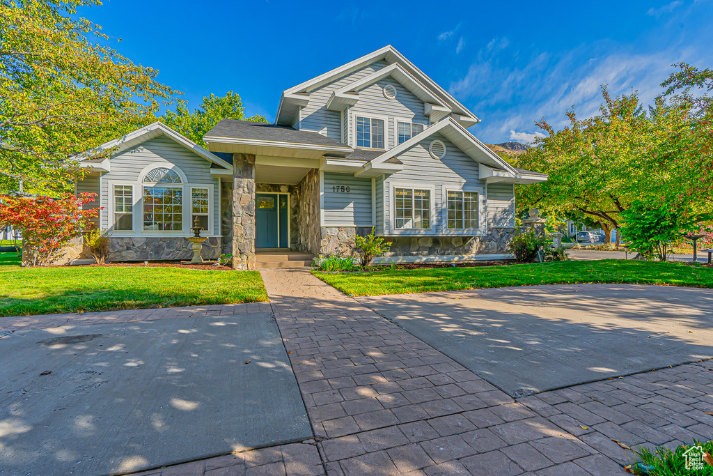 View of front facade featuring a front lawn