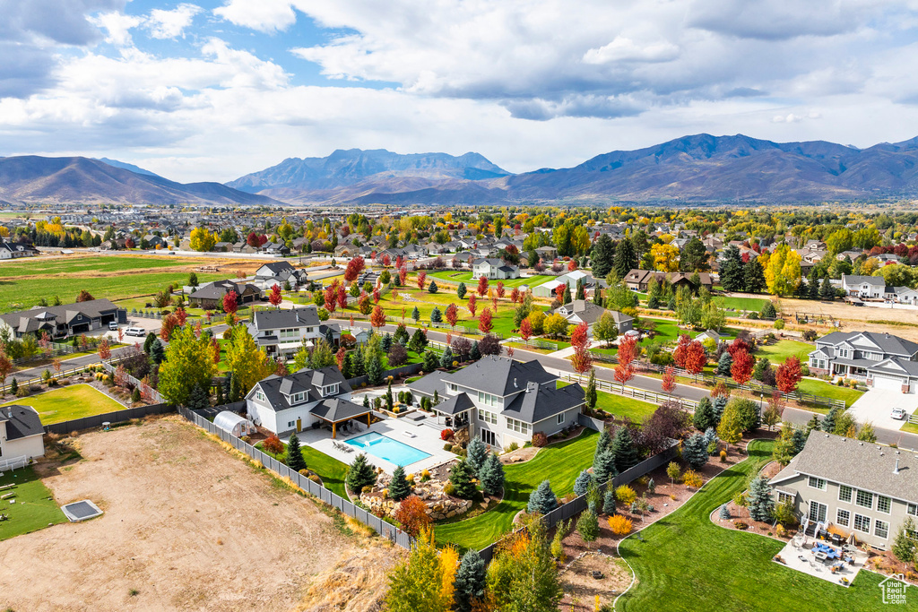 Aerial view with a mountain view