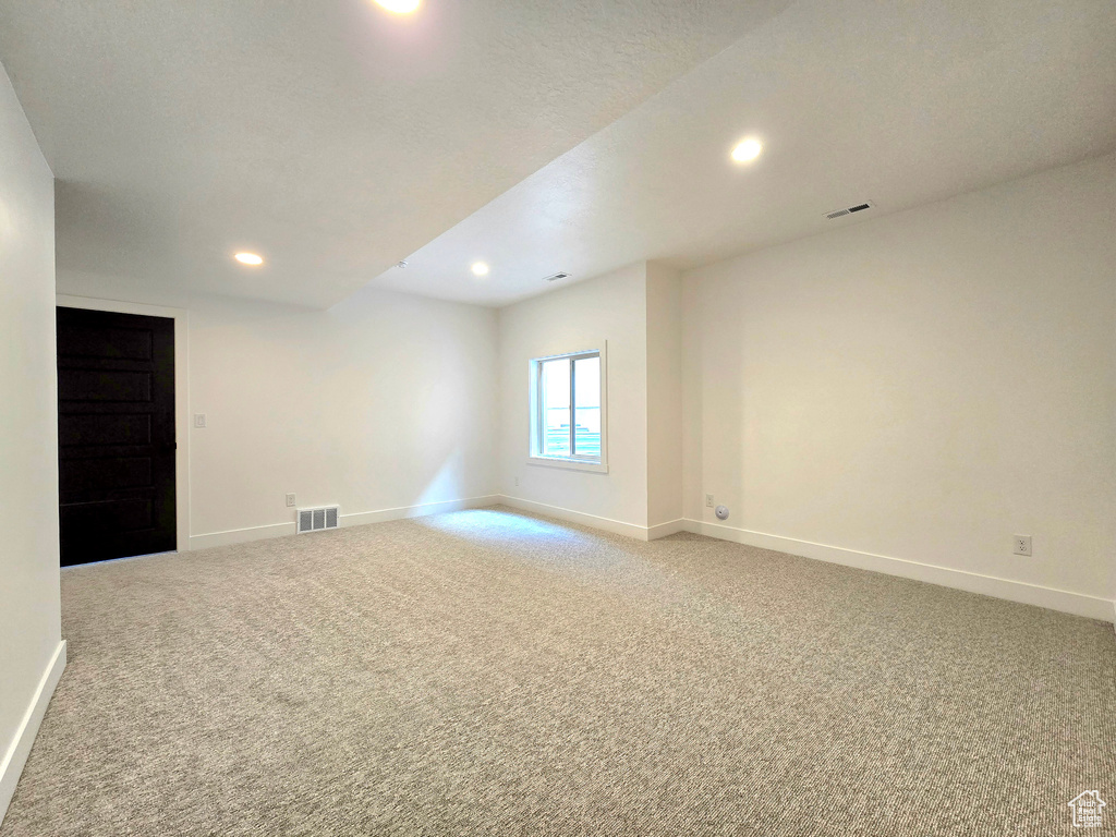 Empty room with light carpet