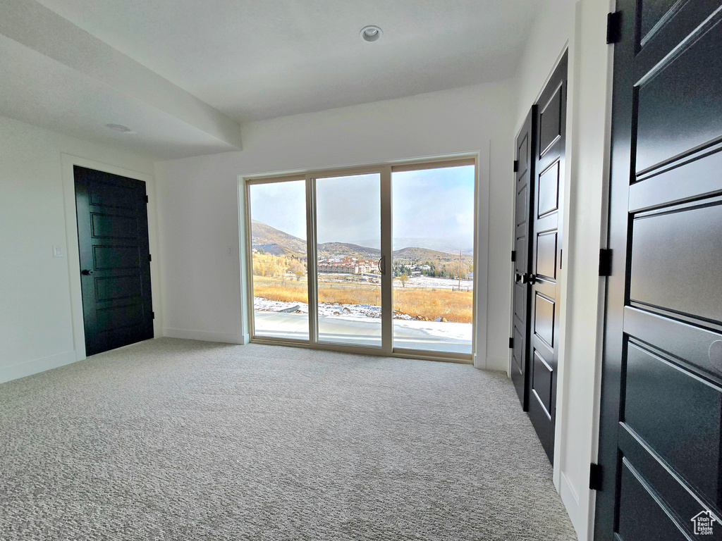 Carpeted spare room featuring a mountain view