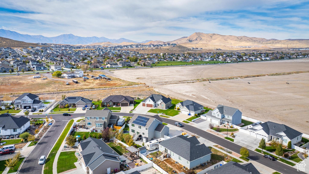 Aerial view with a mountain view