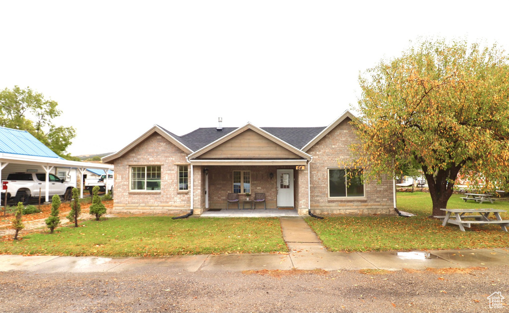 View of front facade with a front yard