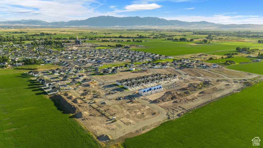 Aerial view with a mountain view