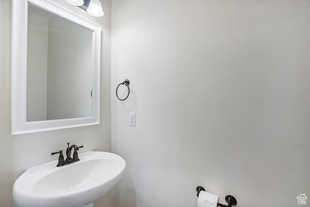 Bathroom featuring sink