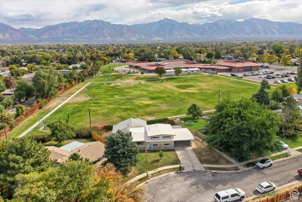 Bird\\\'s eye view featuring a mountain view