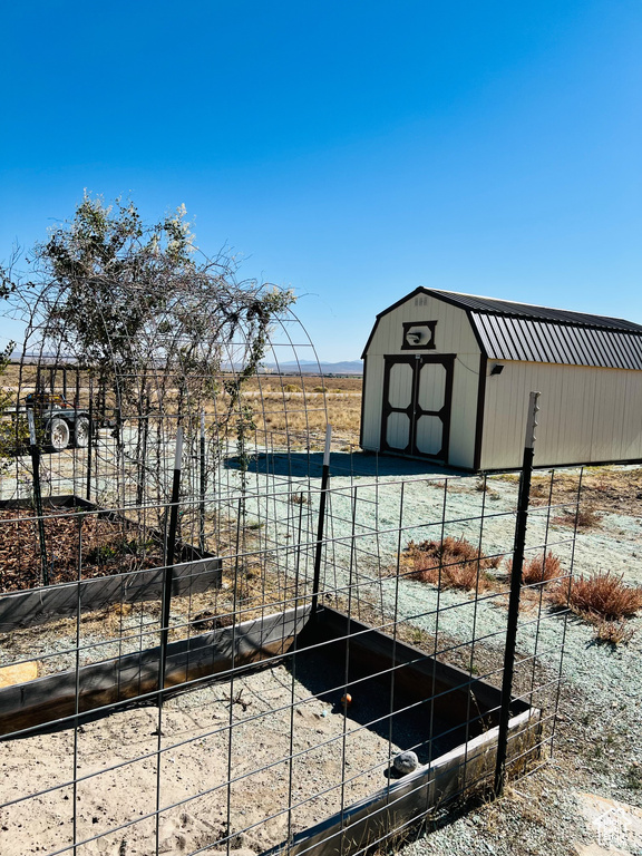 View of yard featuring a shed