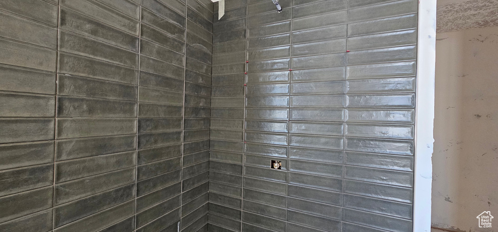 Bathroom featuring a tile shower