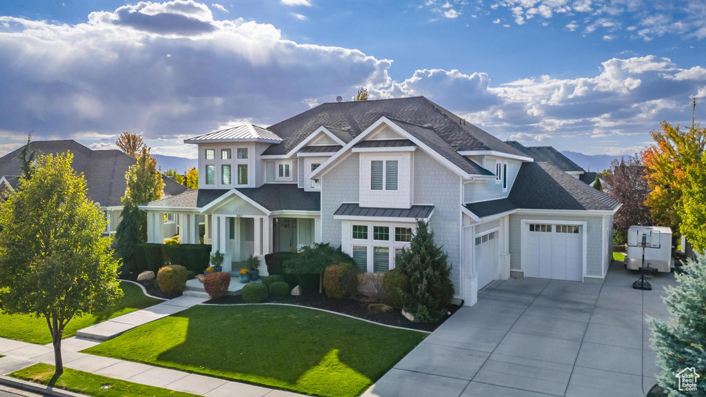 View of front of house featuring a porch and a front yard