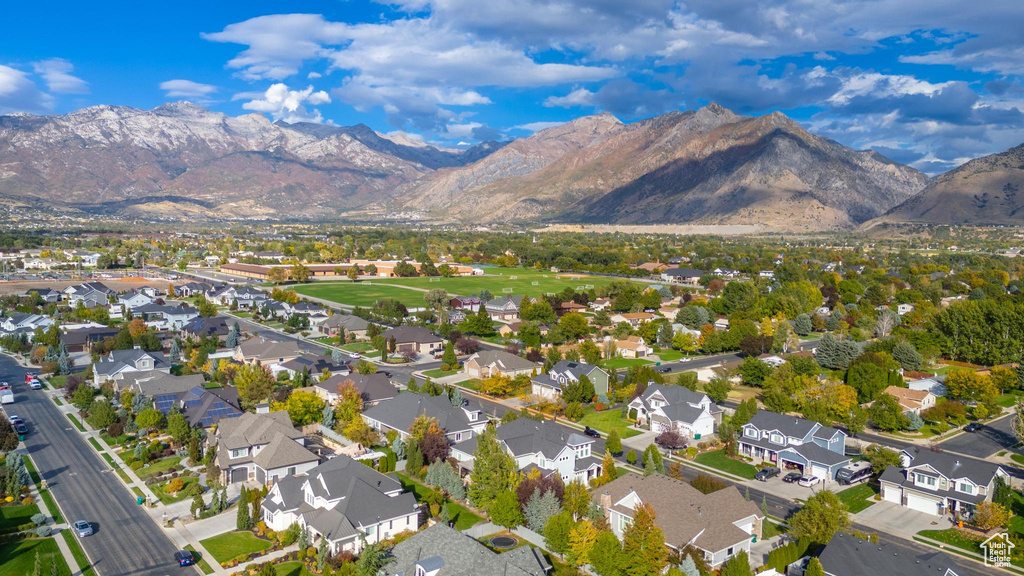 Bird\'s eye view with a mountain view