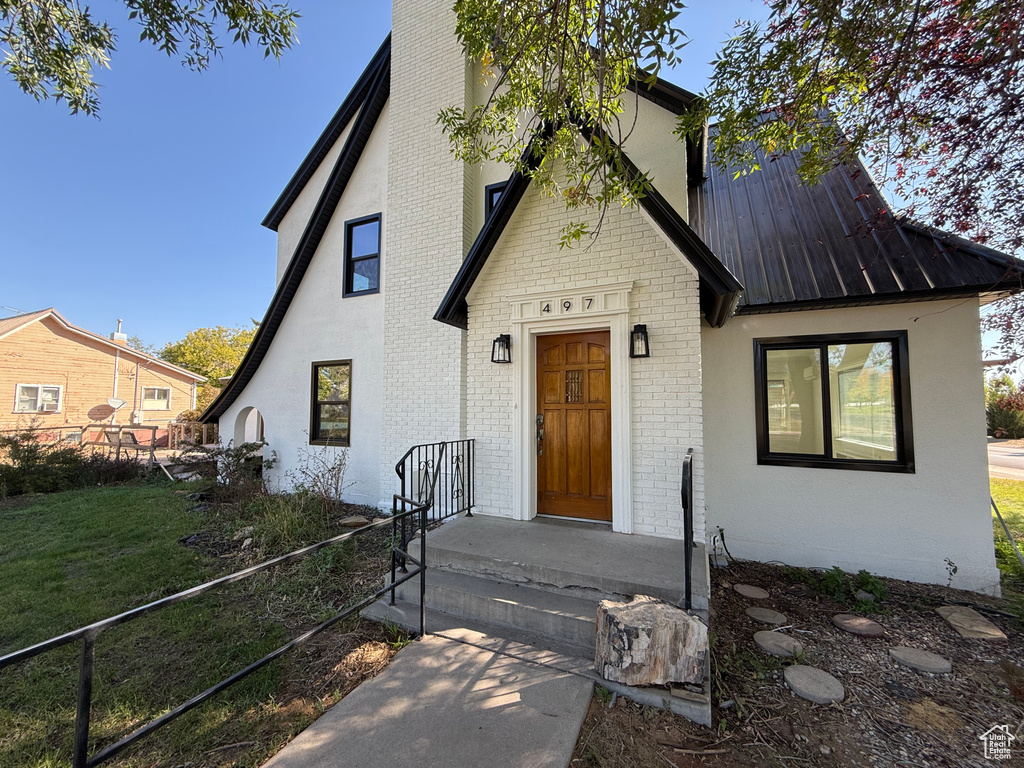 View of front of property featuring a front yard