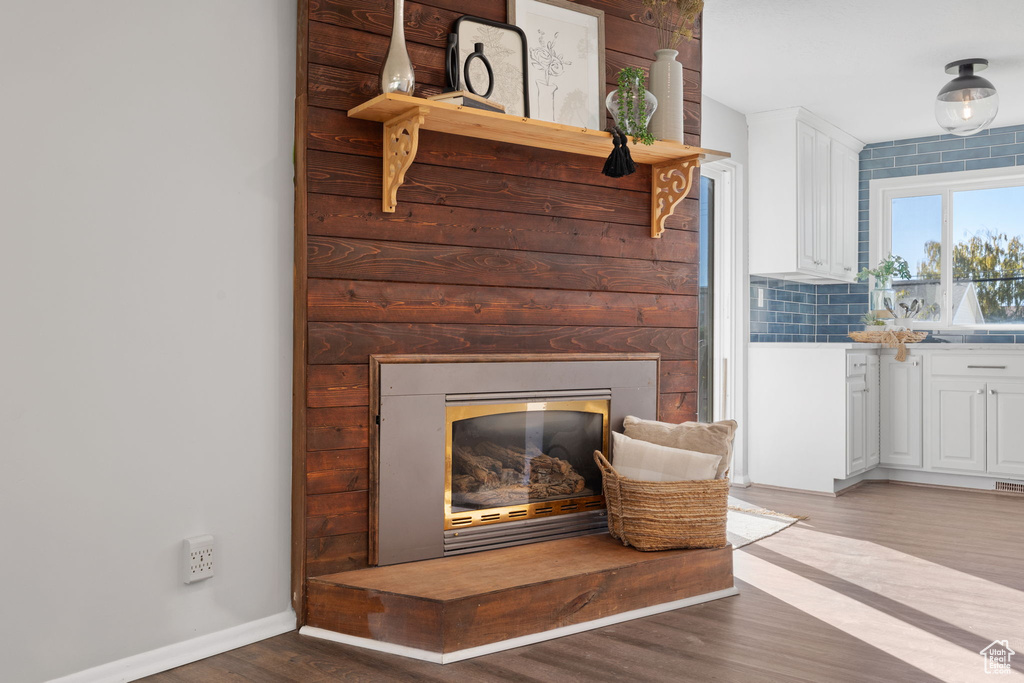 Details with decorative backsplash and hardwood / wood-style flooring