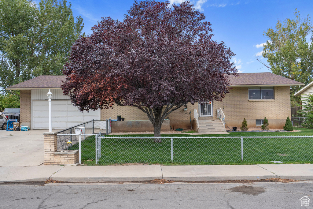 View of front of home featuring a front lawn