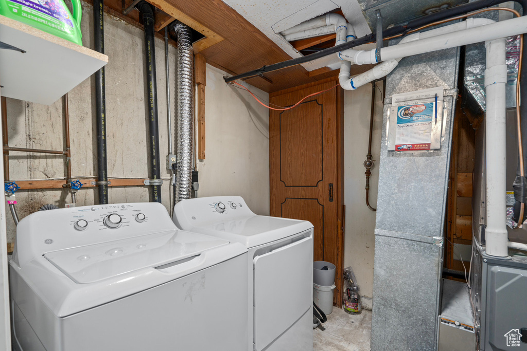 Washroom with washer and dryer