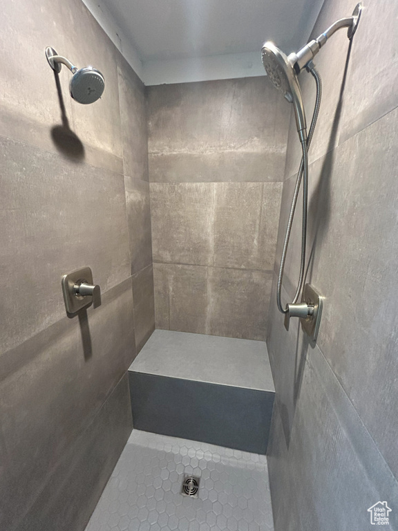 Bathroom featuring a tile shower