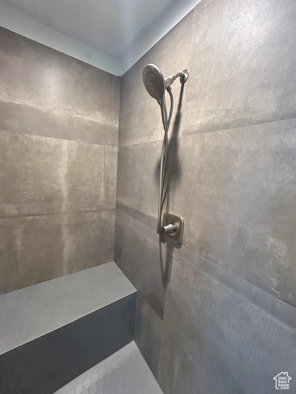 Bathroom featuring a tile shower