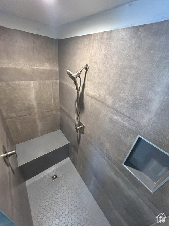 Full bathroom featuring a tile shower