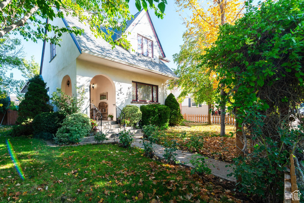 View of front of property featuring a front yard