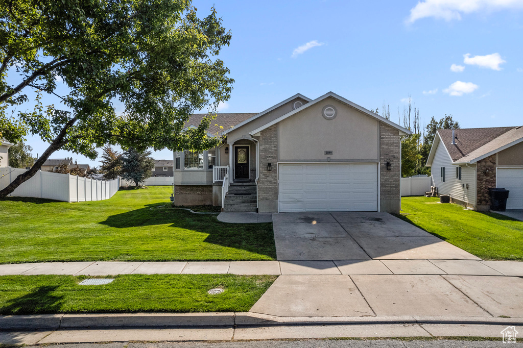 Ranch-style house featuring a front yard