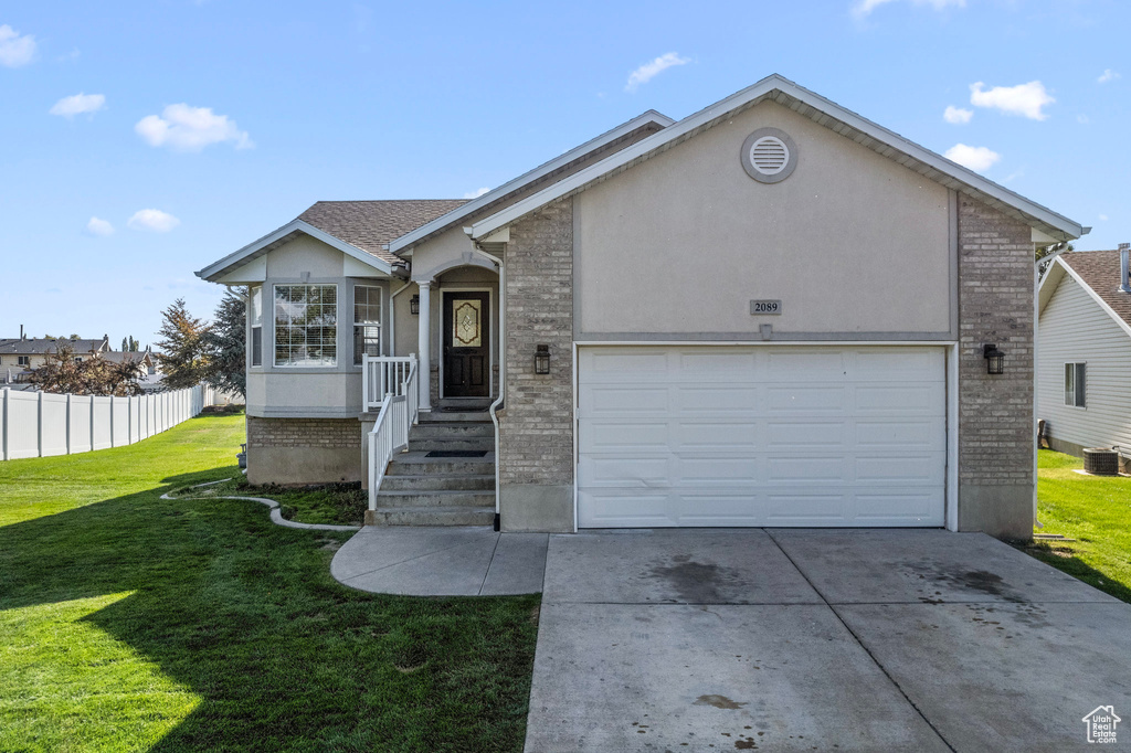 View of front facade featuring a front lawn