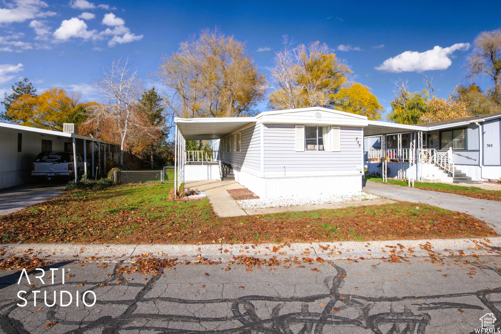 Manufactured / mobile home featuring a carport