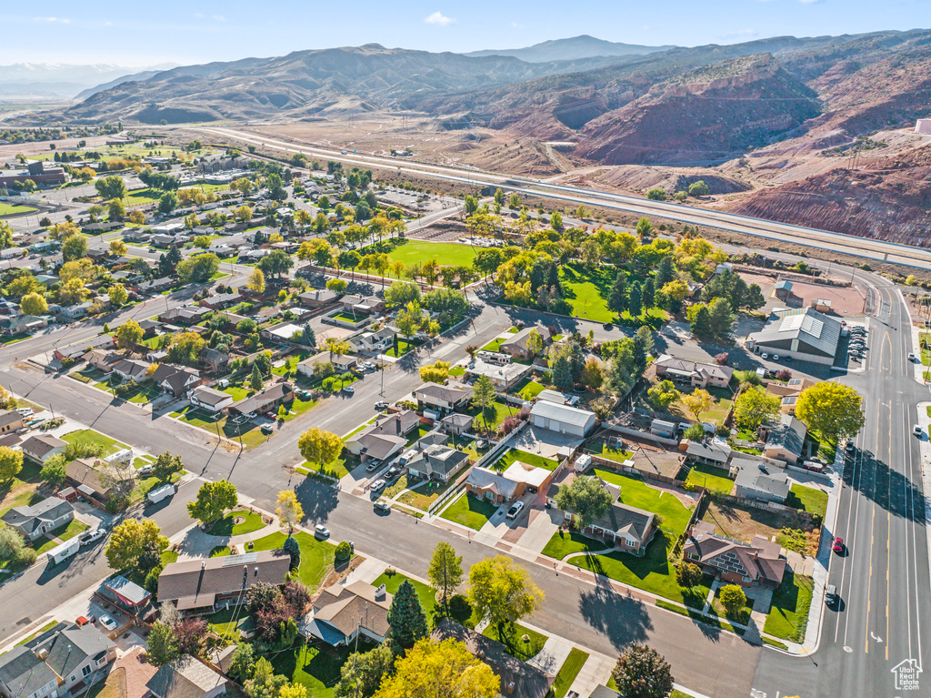 Bird\\\'s eye view featuring a mountain view