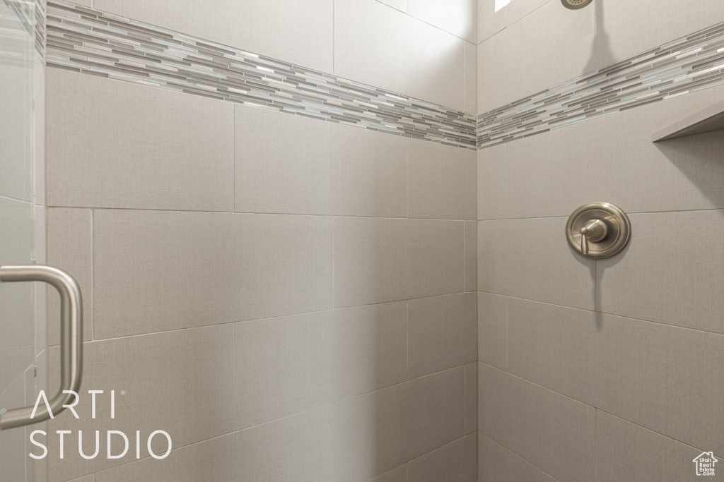 Bathroom featuring a tile shower