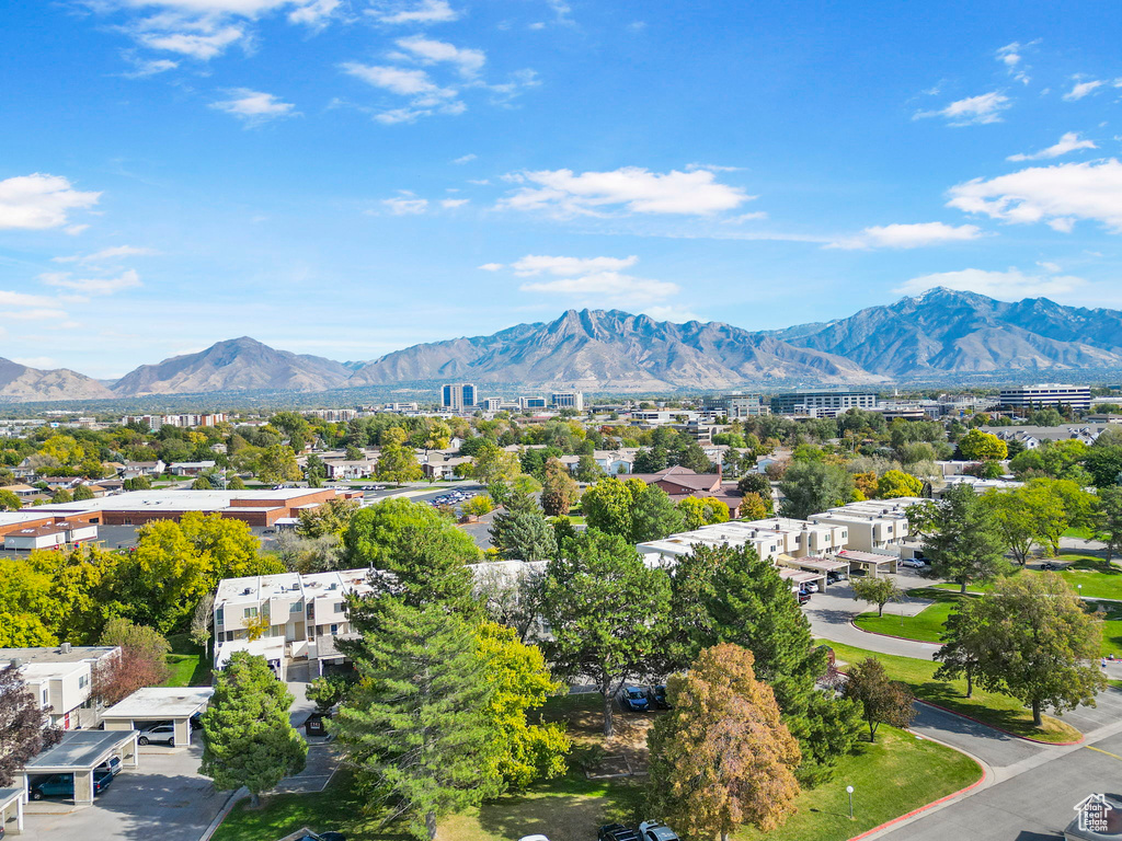 Aerial view with a mountain view