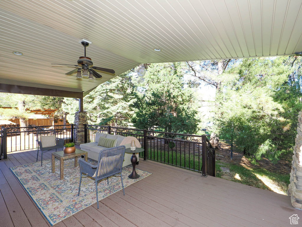 Deck featuring ceiling fan