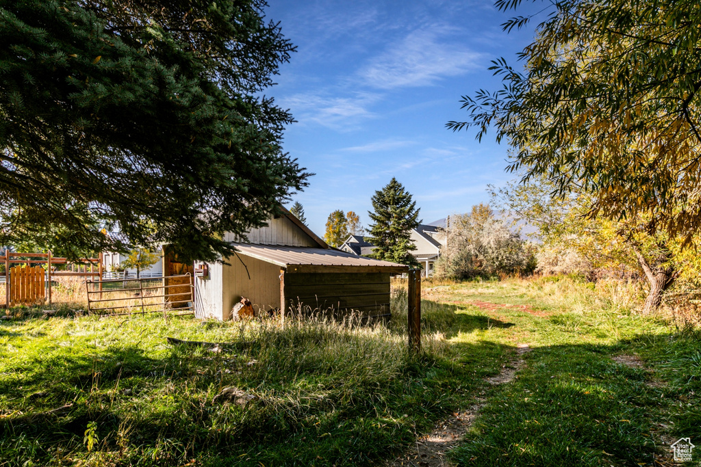 View of yard with an outdoor structure