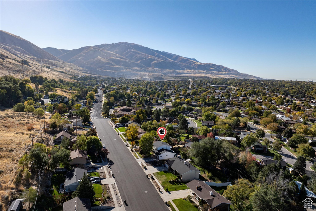 Bird\\\'s eye view with a mountain view