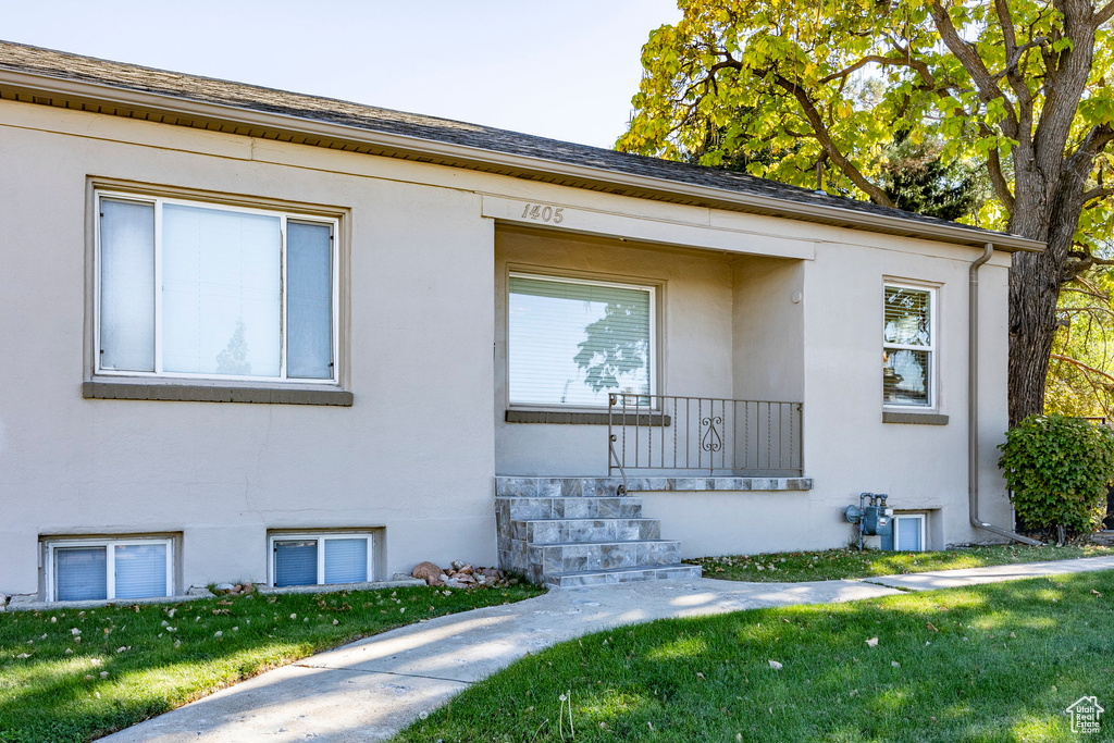 View of front of property featuring a front lawn