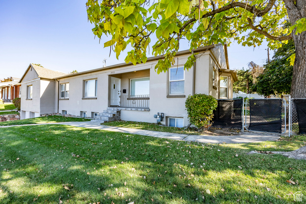 View of front facade with a front yard