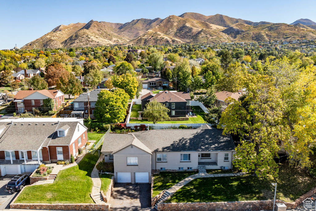 Bird's eye view featuring a mountain view