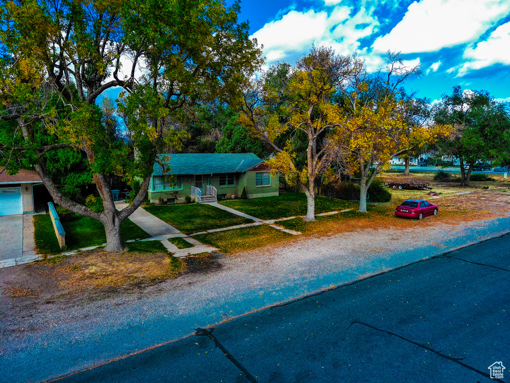 View of front of property featuring a front yard