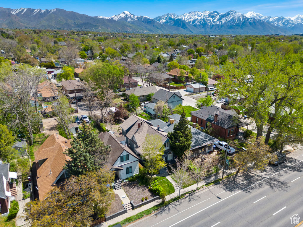 Aerial view with a mountain view