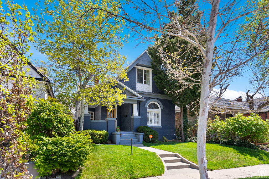 View of front of property featuring a front yard