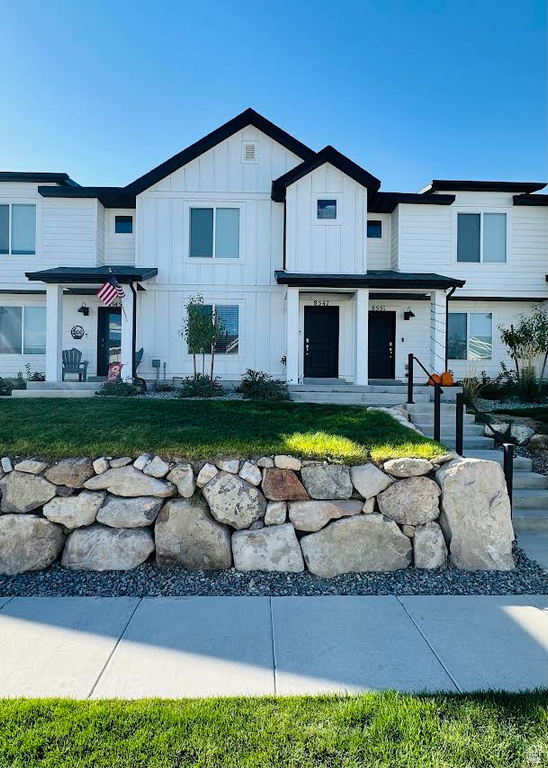 View of front facade featuring a front yard