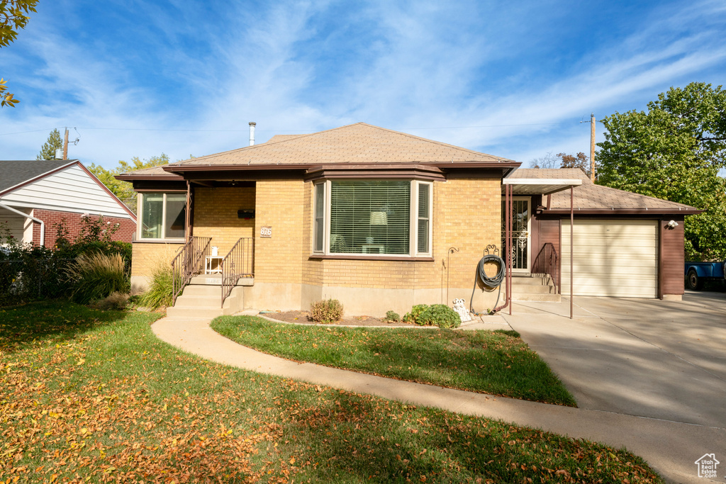 View of front of house featuring a front yard