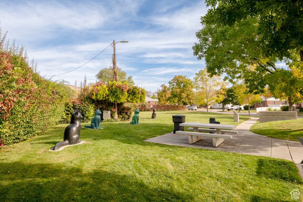 View of home\\\\\\\\\\\\\\\'s community with a lawn