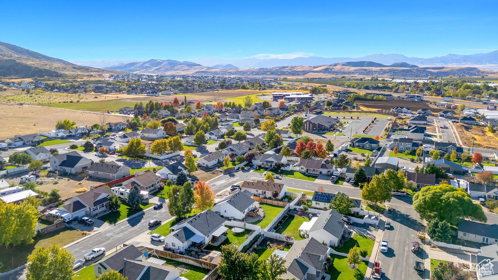 Birds eye view of property featuring a mountain view