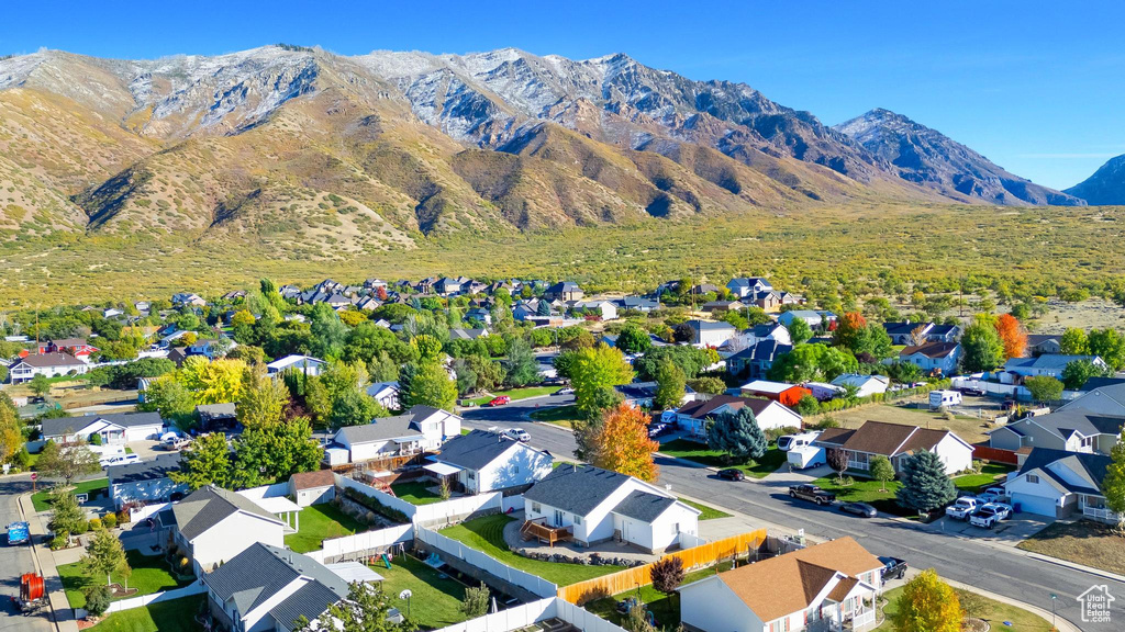 Birds eye view of property featuring a mountain view