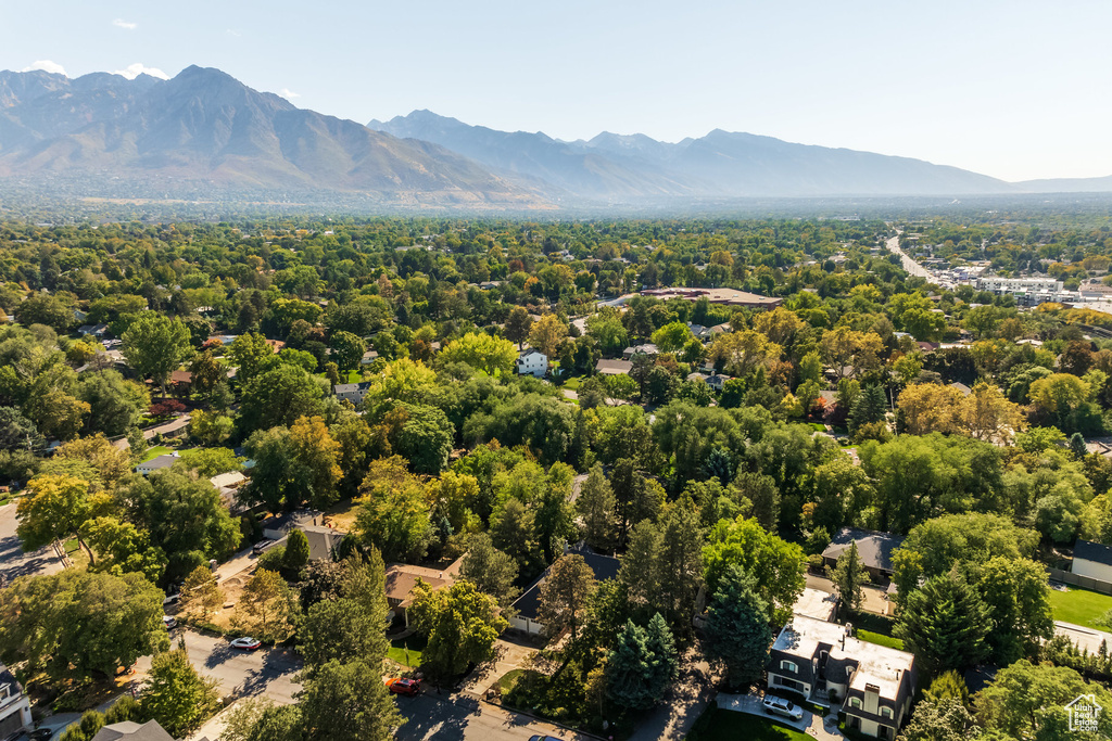 Bird's eye view with a mountain view