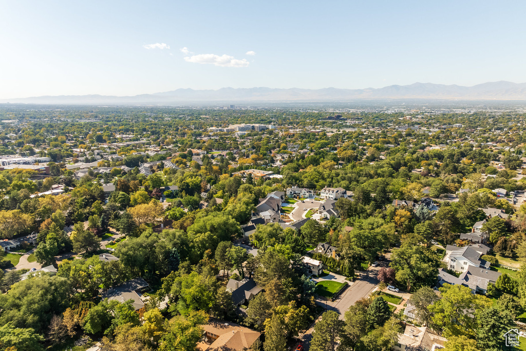 Aerial view with a mountain view