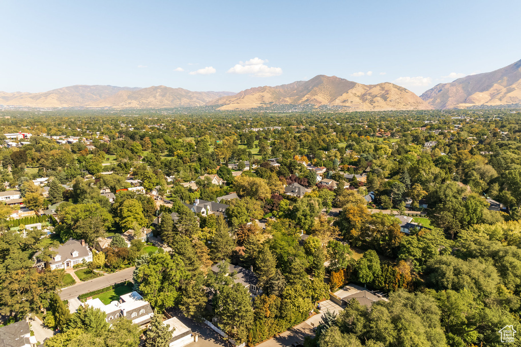 Bird's eye view with a mountain view